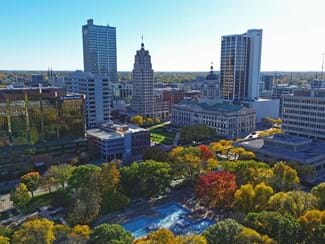 Park and building view of Fort Wayne, IN